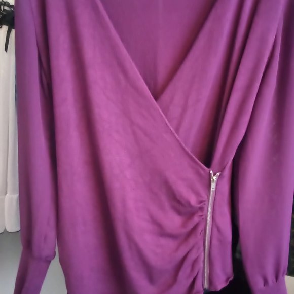 Venus blouse with sheer sleeves size small - Picture 2 of 7